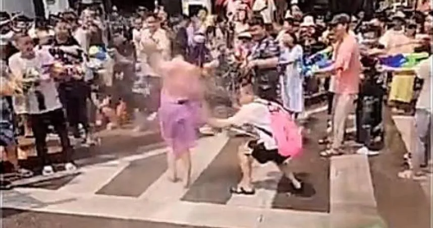 走鐘的潑水節！正妹雨衣慘遭扯破　還被水槍猛射私密處