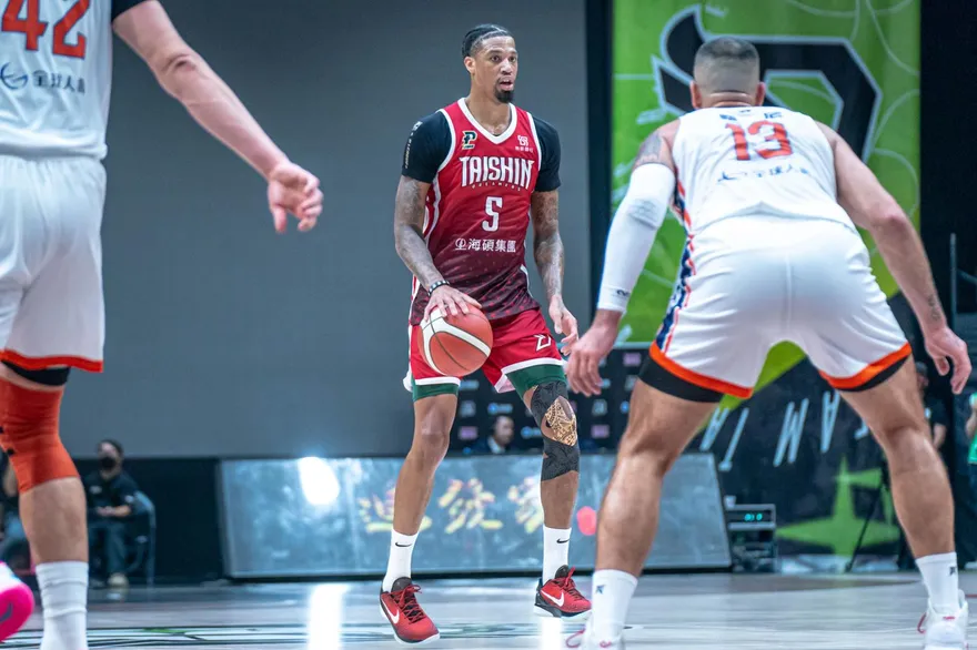 台新夢想家麥卡洛揍人判罰結果出爐！攻城獅太樂踩腳也被罰