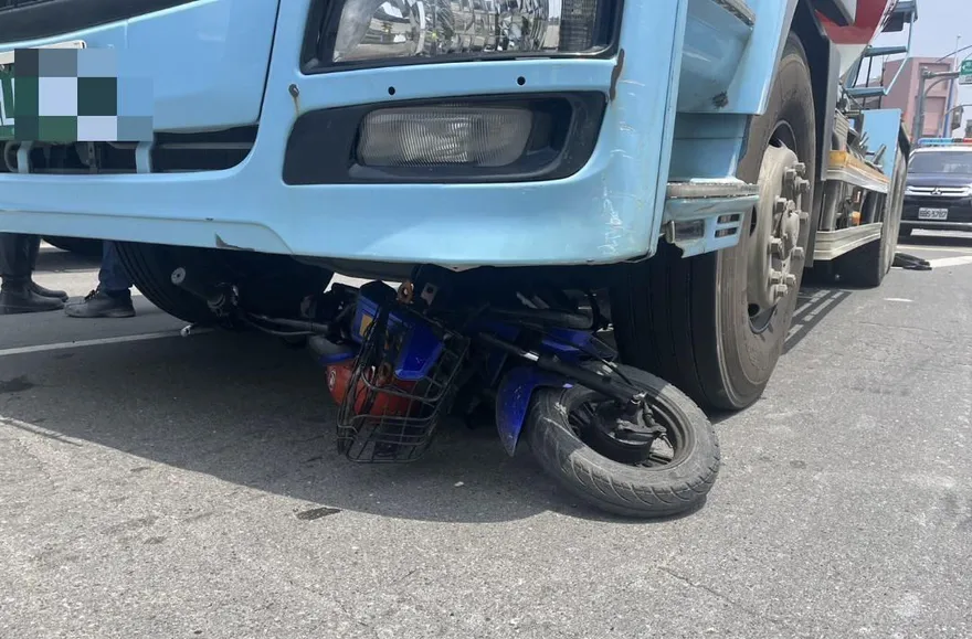 快訊/八里水泥預拌車吞電動自行車　騎士乘客2人骨折送醫急救