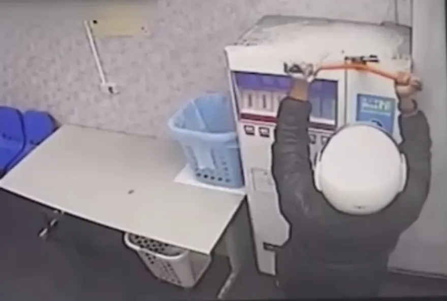 好手好腳卻行竊！油壓剪破壞洗衣店兑幣機　業者PO下手畫面警急逮竊嫌