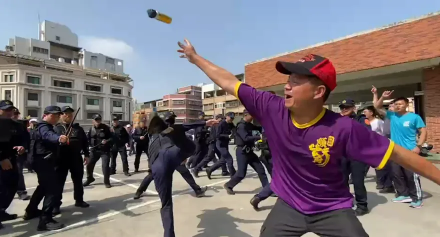 影/「機動應變隊」首亮相！彰警防大甲媽遶境信徒鬧事　超殺警花迴旋踢成｢嬌點」