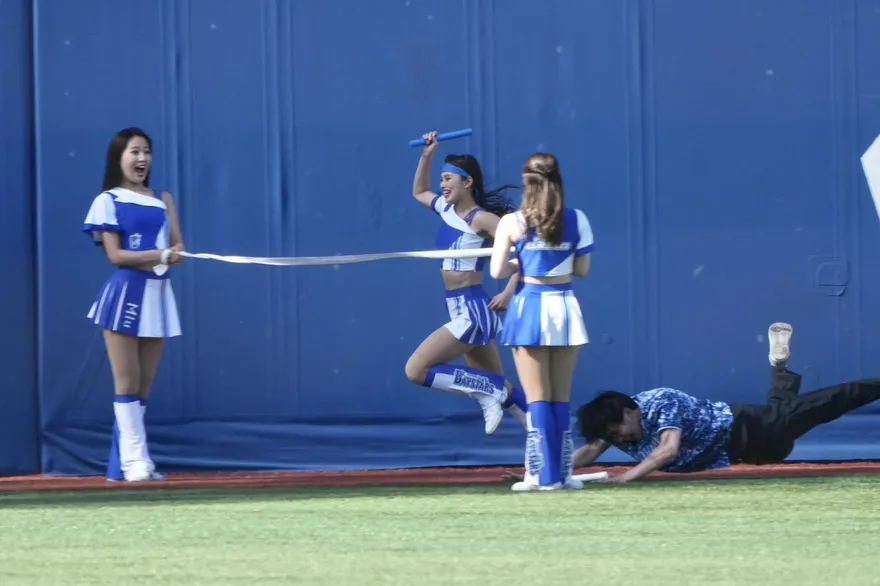 影/啦啦隊女神爆速！接力賽跑史上最大逆轉勝　男球迷慘摔狗吃屎