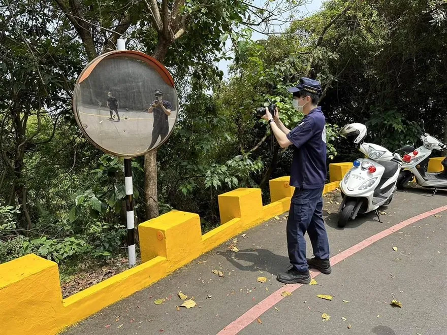 拿來練槍？新北泰山道路廣角鏡疑遭「槍擊」　大量彈痕引發恐慌