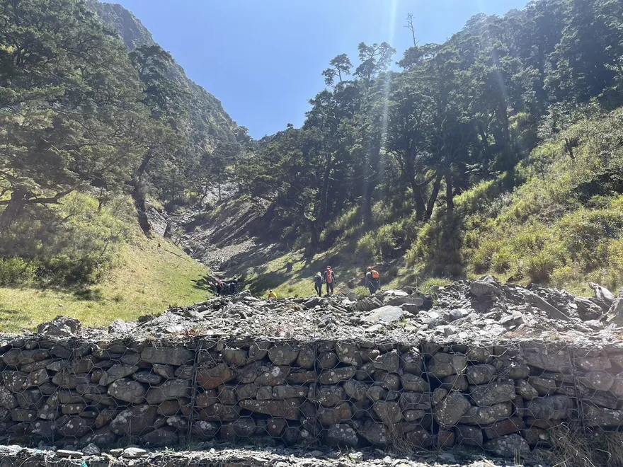 快訊/攀塔關山墜30米深崖！40歲女山友躺谷底身亡　警消搶救中
