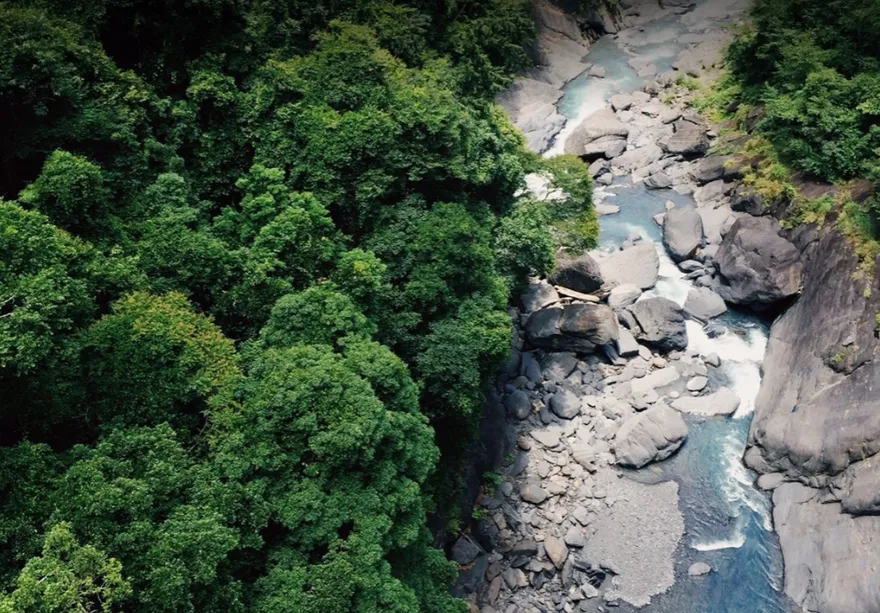 影/命差點玩沒了！挑戰懸崖遊樂設施突解體　男瞬間墜落