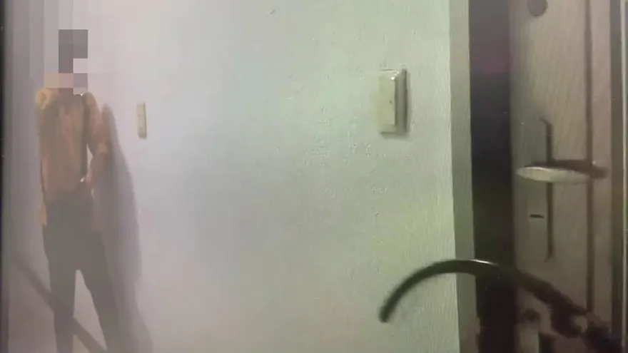 影/重裝備建功！北市家暴父持刀自殘威脅「要見女兒」　員警直接「叉」倒不囉嗦