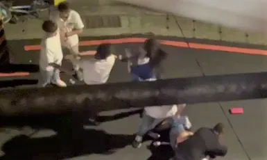 影/黃湯下肚變個人？新店莽男熱湯對女友潑臉　友人勸架衰被揍