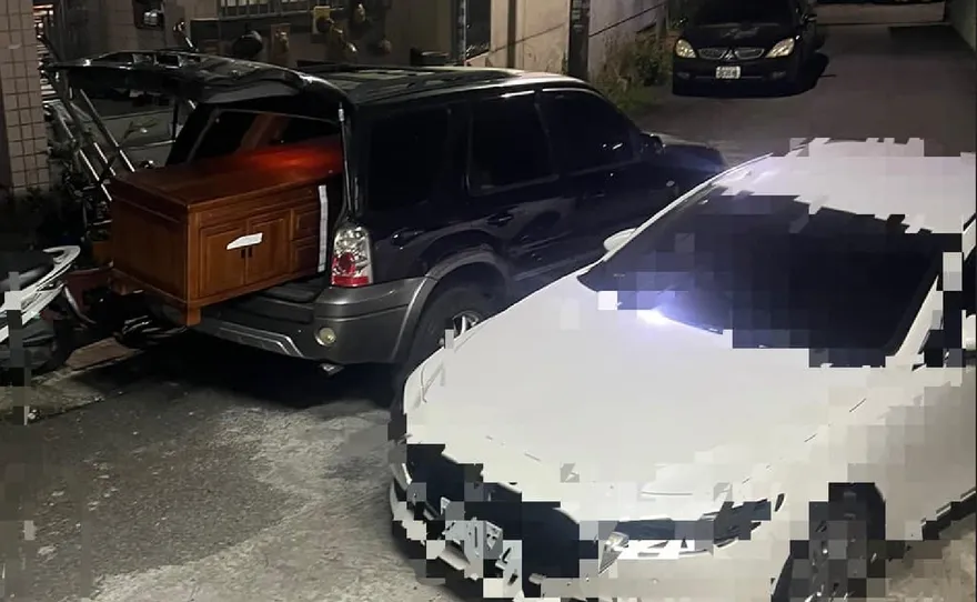 看到黑車塞木箱差點喊出「屋喔」！以為喪事快迴避　仔細看是電視櫃