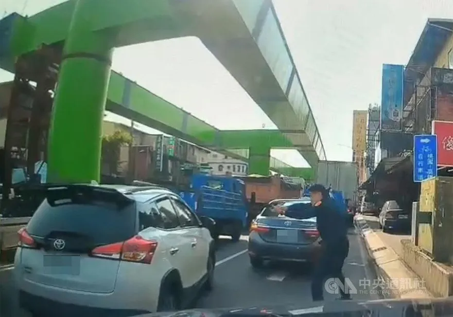 開贓車還違停！桃園男拒檢衝撞　警開2槍圍捕逮人