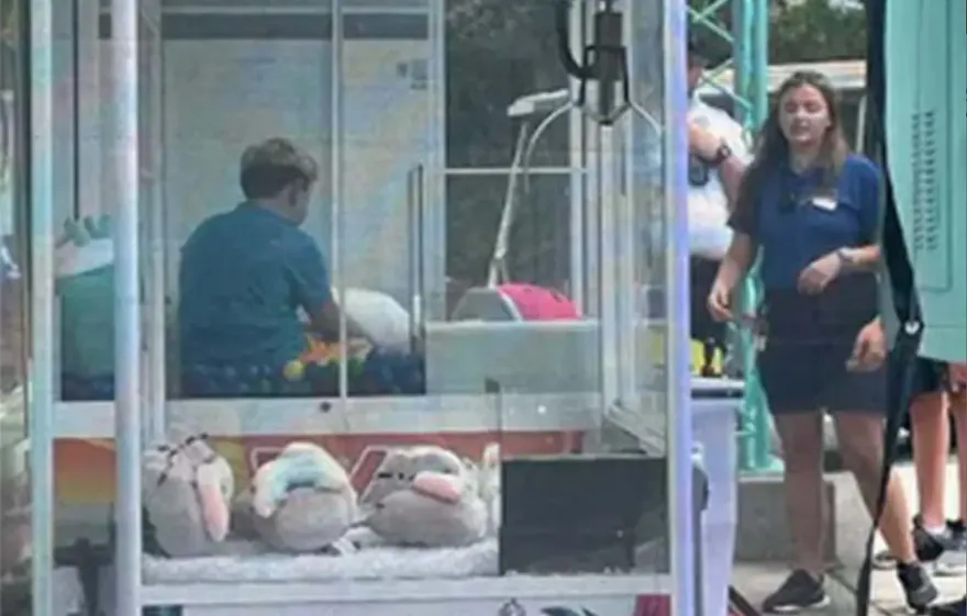 糗爆！鑽進娃娃機偷獎品　少年受困出不來竟要出動多人救援