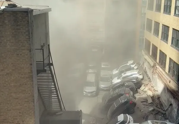 影/紐約4F停車場崩塌！轟一聲「頂樓一個洞」　事發畫面曝：空氣瀰漫濃煙