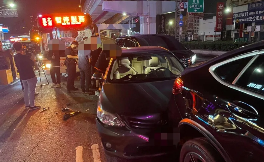 影/疑似開車不專心！新北林口公車追撞等紅燈3車　1人送醫