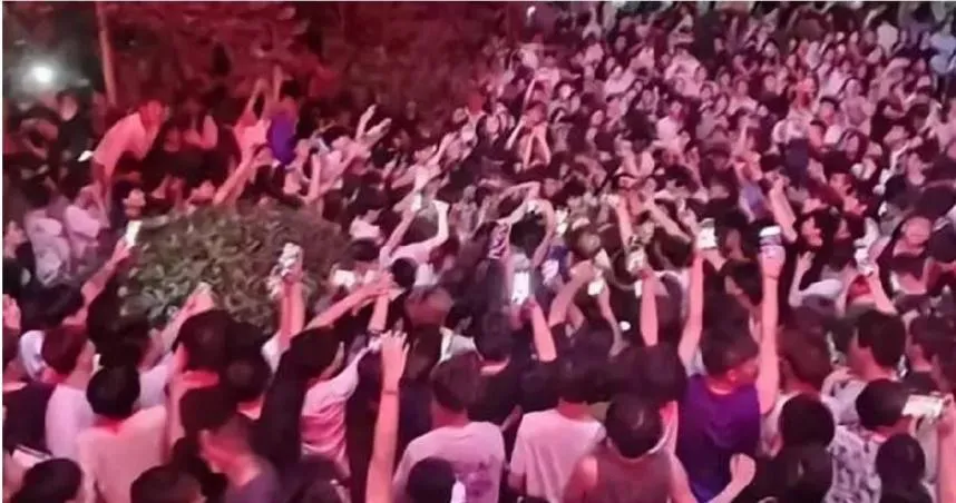 渣男曖昧8女！眾人深夜「湧男宿」群聚聲討　校方神回：沒建立戀愛關係