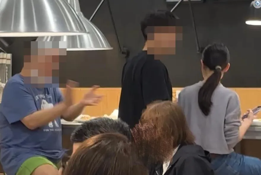 忍住沒出上鉤拳！前拳擊國手帶女友用餐　竟遭白目男丟薯條嗆「看三小」