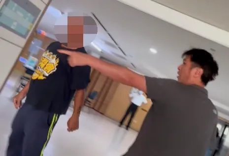 影/不滿睡地下道要登記！壯街友持鐵鍊狂砸台南社會局　雙警齊上差點扛不住