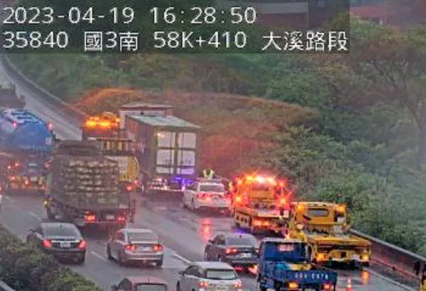 快訊/國3北上大溪段「2貨車追撞」！佔內外線道後方車流回堵5km