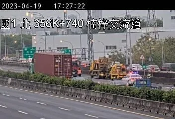 快訊/國1高雄楠梓段大貨車車禍！占用2車道　後方回堵5公里