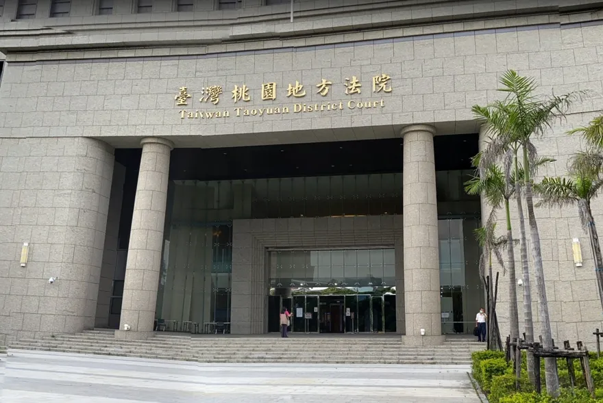 桃園男模仿網紅「鞋子放超商冷藏櫃」代價曝光　超商提一要求被駁回