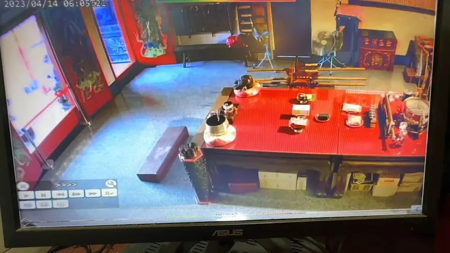 影/神蹟？高雄振天宮出現「巨大鞋印」　顯靈過程影像曝光