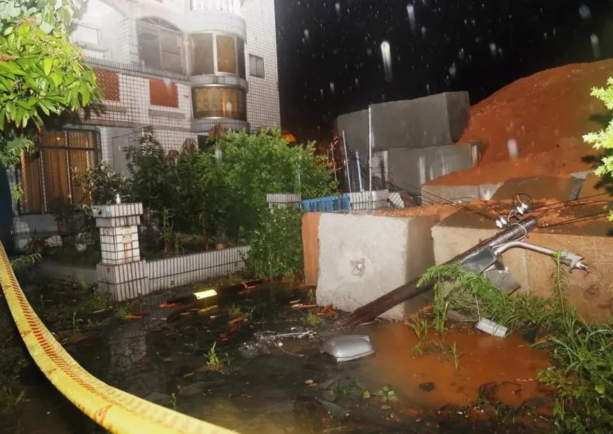 影/大雨釀「土石流」！竹北大眉里社區深夜緊急撤離住戶　市長協助安置旅館