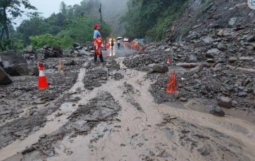 快訊/豪大雨苗栗傳災情！苗21線道路坍方　大量泥巴碎石堵路「全線封閉」東河村停班課1天