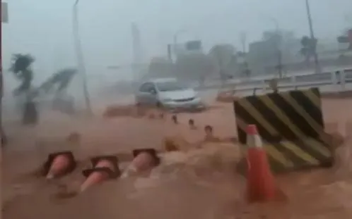 影/台中市區道路變「紅河」直擊！往中科方向「水淹半個車輪高」