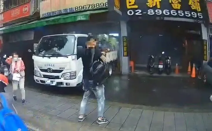 快訊/囂張連開42槍！新北土城上班時間　壯碩少年持槍當街掃射當鋪後投案
