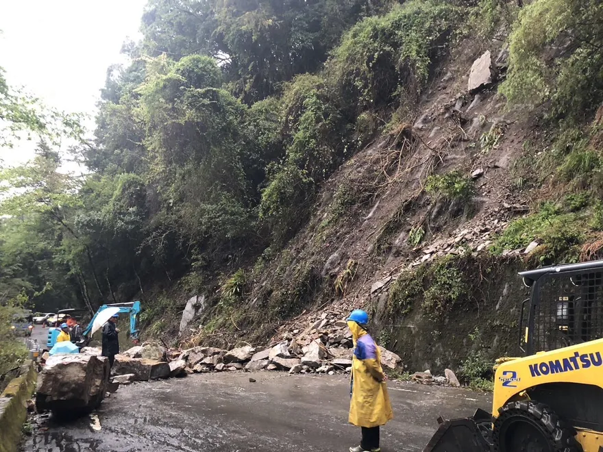 影/豪雨狂襲台中！落石挾泥沙滾下　雪山交通中斷搶修中