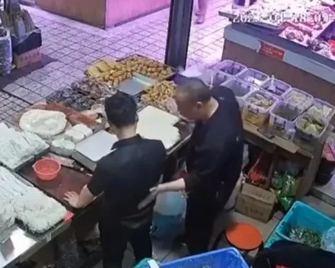 影/自稱學武術「我看你腰不太好」...男子被陌生人貼「神秘膏藥」瞬間腳軟癱倒