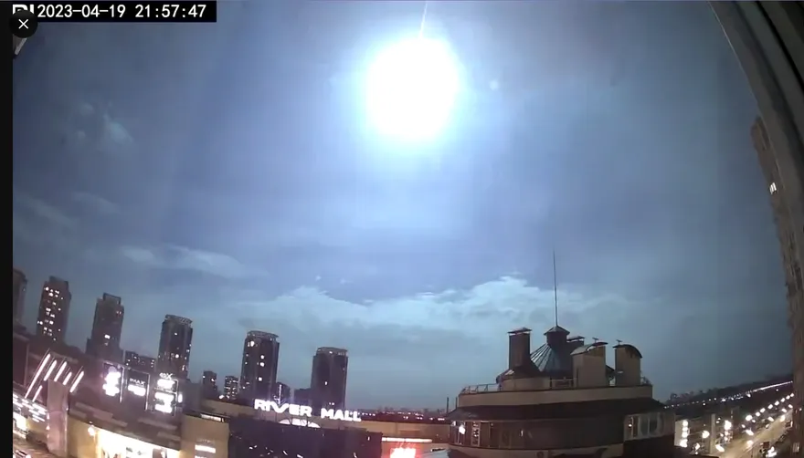 影/NASA急撇清！非俄軍空襲　基輔夜空現詭異光球引空襲警報　本體身分仍是謎