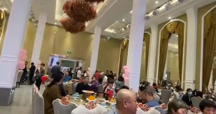 「極速簡約版」婚禮！新人婚宴未到場　父母僅致詞20秒就開席　知情者曝原因