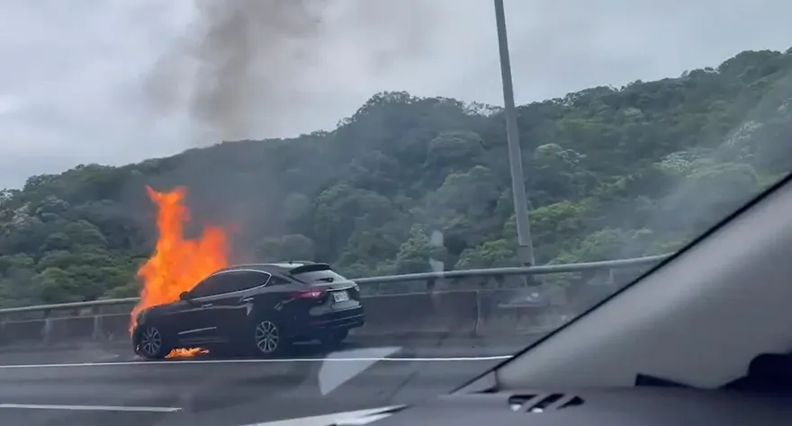 快訊/國1南向林口段驚傳火燒車　瑪莎拉蒂車頭竄燒冒3公尺烈焰