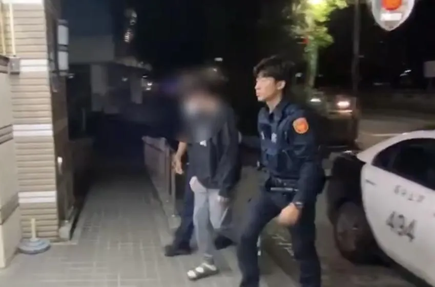 街頭穿黑絲女裝露鳥嚇熟女　變態男騎機車逃逸露餡遭逮