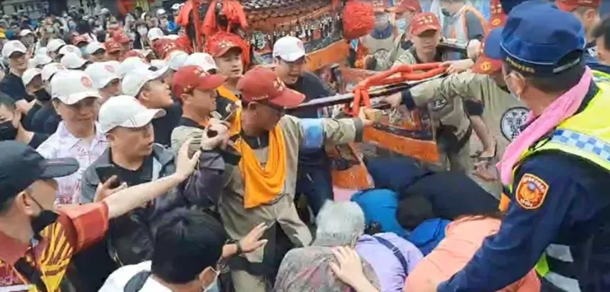 大甲媽遶境/88歲輪椅阿嬤排隊鑽轎　清水警肉身擋鞭炮助她完成祈福心願