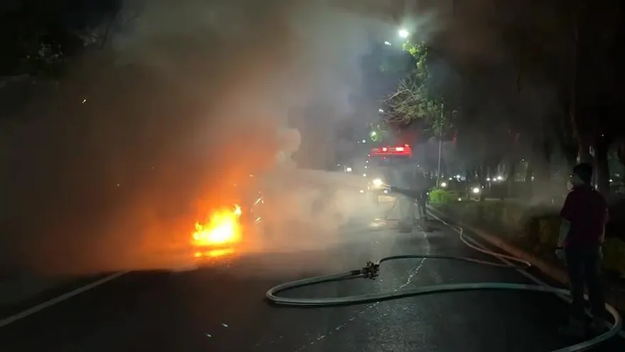 影/嘉義深夜火燒車！行進中途冒煙竄火　夫妻驚險逃出