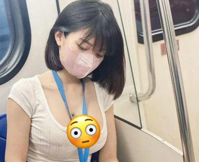 短髮OL搭捷運睡翻！「胸前鈕扣」爆開洩Q彈乳　本人IG神到了
