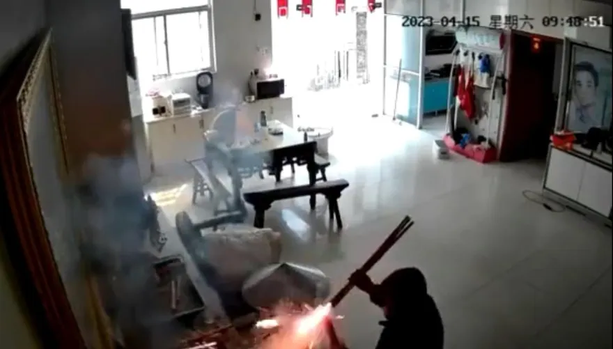 影/炮轟祖先？拜拜誤把煙火當香點瞬間「火光四濺」　阿嬤反應超淡定嚇壞網友