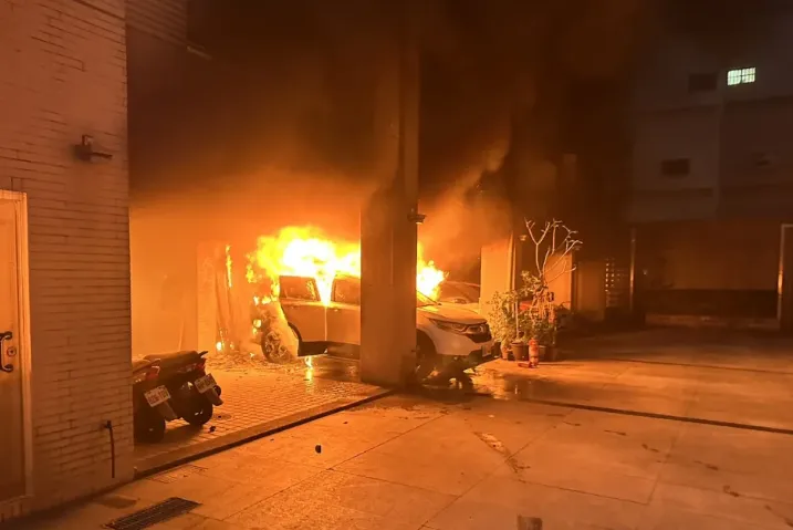 透天民宅火燒車！8人急逃生　台南清晨莫名大火…警消出動「23台車＋52人」撲滅