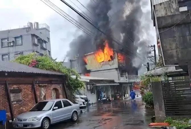 快訊/基隆民宅火警！黑煙猛竄衝破窗　警消拖出1女遺體