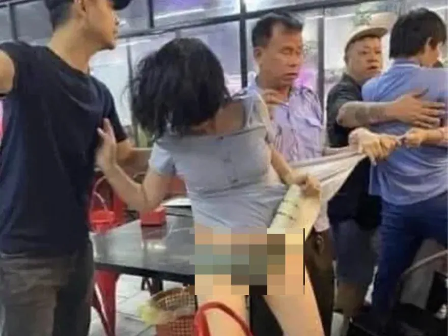 大老婆的反擊！正宮衝麵店痛毆小三　扯髮扒裙「下半身失守」只剩內褲