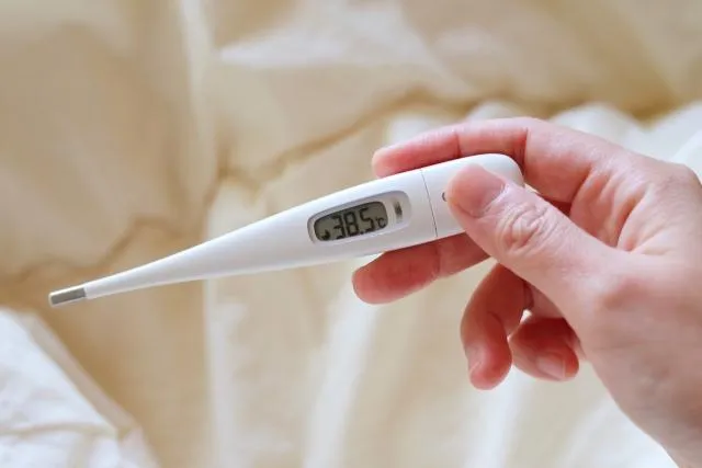 陳天仁2歲女兒「半夜高燒吐血水」3度就醫才找到原因：大人口水害的