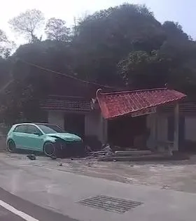 影/小鋼砲囂張「剪車」重機！下1秒好療癒　網笑「土地公想換新房子」