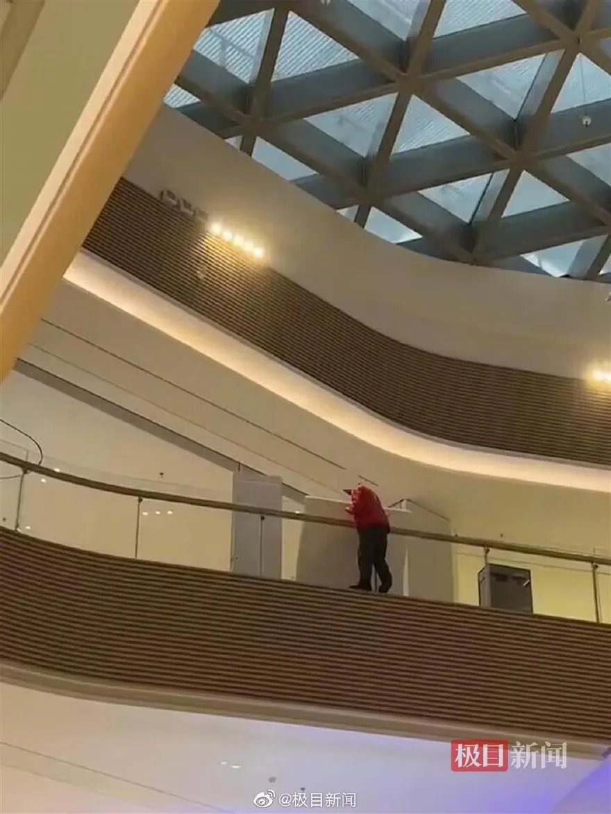 影/男子商場尋短「5樓一躍而下」　路過女無辜遭砸...重傷送醫急救