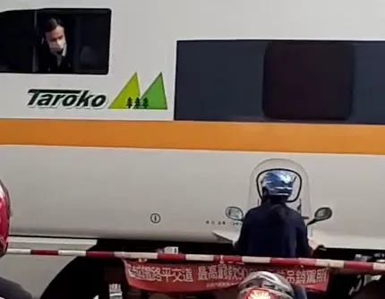 影/宜蘭超狂大媽平交道這樣搞　差1公分就被收掉！太魯閣號急煞降窗狂幹譙