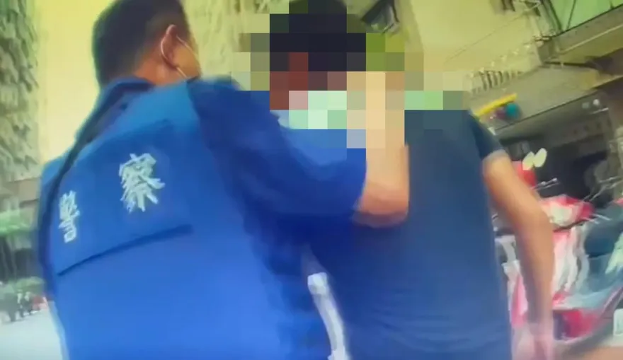 影/「我掐死我媽」！高雄警以為「人倫悲劇」火速趕抵現場　竟是醉男發酒瘋