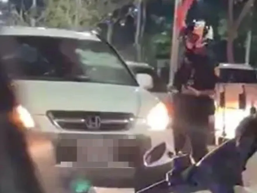 休旅車駕駛拒檢…高雄警「持棍猛敲破窗」　下秒他竟倒車逃逸