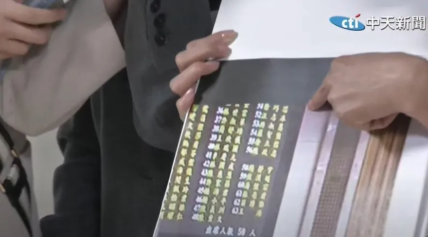 影/徐巧芯控薪水小偷　許淑華秀手板：妳簽到了為何整天不在議場？