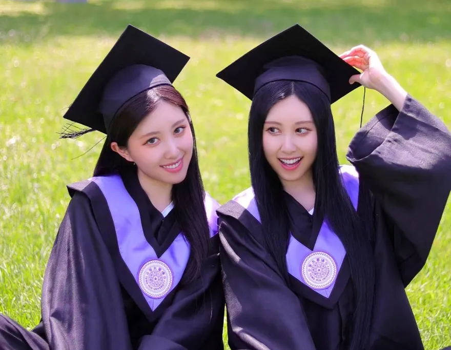 台灣最美學霸雙胞胎！Sandy＆Mandy清大學士服、私服照一次曝光