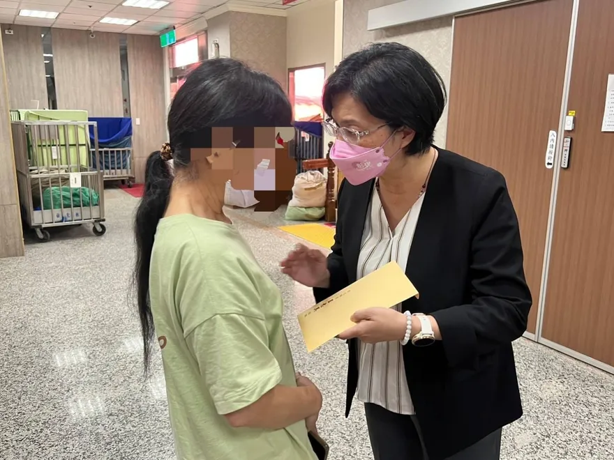 聯華食品彰化廠火警釀7死　王惠美連奔3醫院關懷家屬致慰問金