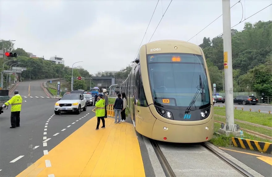 快訊/首度出「撞」況！安坑輕軌擦撞休旅車　僅雙城-安康單線雙向通車